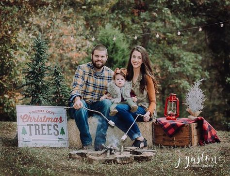 Christmas Mini Set Up Outdoor, Christmas Mini Sessions Outdoor, Outdoor Christmas Photos, Bon Fire, Christmas Family Photoshoot, Fresh Cut Christmas Trees, Santa Mini, Photography Mini Sessions, Christmas Portraits