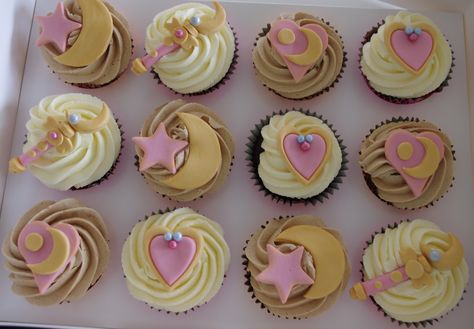 Sailor Moon Cupcakes Sailor Moon Cupcakes, Moon Cupcakes, Sailor Moon Cakes, Sailor Moon Party, Moon Food, Sailor Moon Birthday, Sailor Moon Wedding, Pink Sweets, Anime Cake