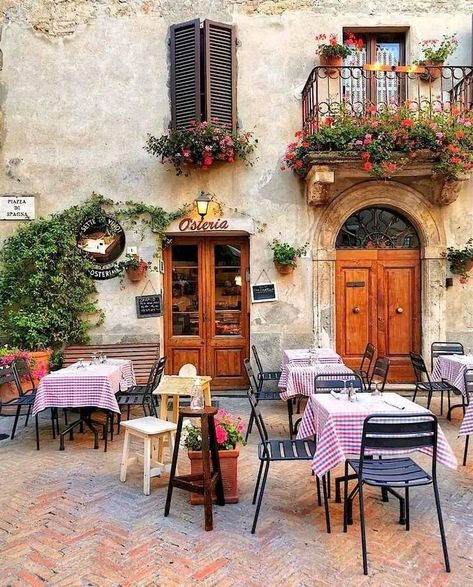 Italy Cafe Aesthetic, Italian Cafe Design, Italian Cafe Aesthetic, Old Italian Restaurant, Italian Cafe Interior, Italian Terrace, Italian Restaurant Interior, Gift Tag Ideas, Italian Restaurant Decor