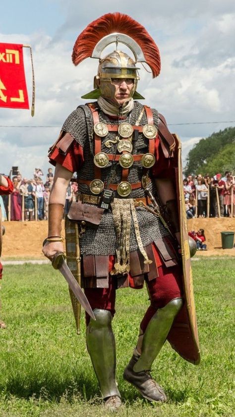 Roman centurion adorned with lots of phalera - usually worn for parades and ceremonies. Imperial Legion, Roman Armor, Roman Centurion, Roman Warriors, Roman Legion, Ancient Warfare, Historical Armor, Roman Soldiers, Reset Button