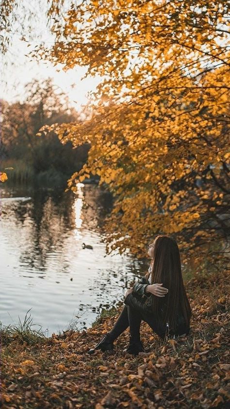 Lakeside Photoshoot, Autumn Photography Portrait, Autumn Portrait, Lake Photoshoot, Fall Shoot, Lay Photo, Fall Portraits, Autumn Lake, Lake Photography