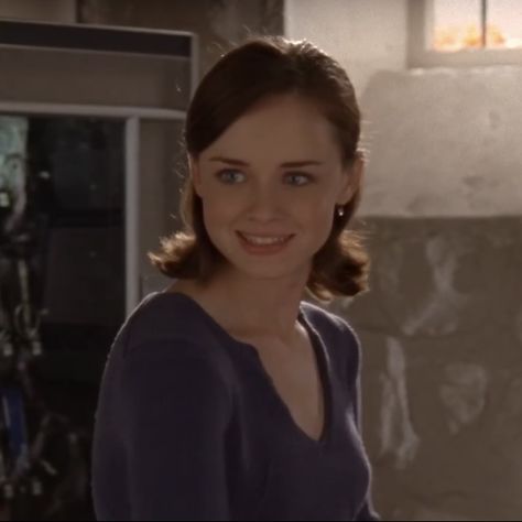 Rory Gilmore Short Haircut, Alexis Bledel Short Hair, Rory Gilmore Hair Short, Rory Short Hair, Gilmore Girls Hairstyles, Rory Gilmore Short Hair, Gilmore Hairstyles, Yale Rory Gilmore, Rory Hairstyles