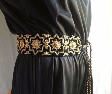 Moroccan Belt, Chudidhar Neck Designs, Embroidery Belt, Saree With Belt, Gold Work Embroidery, Velvet Belt, Crochet Shoulder Bags, Motifs Perler, Embroidered Belt