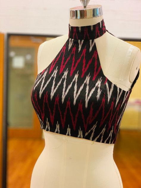 Beautiful and sleek halter neck design. Top Neck Designs For Women, Sleeveless Blouse Patterns, Halter Neck Blouse With Sleeves, Halter Neck Back Design, Halter Neck Blouse Back, Halter Neck Designs, Unique Tops For Women, Halter Neck Kurti, Black Velvet Blouse Design