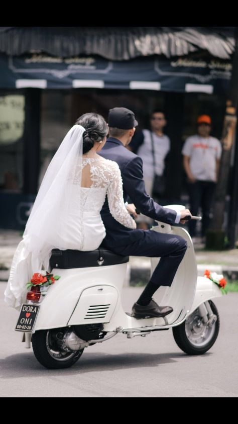 For your wedding inspiration Vespa100 vespa for wedding  Vespa PTS Prewedding Vespa, Wedding Vespa, Vespa Couple, Vespa Pts, Vespa Wedding, Mod Board, Event Planning Guide, Royal Enfield Modified, Motorcycle Wedding