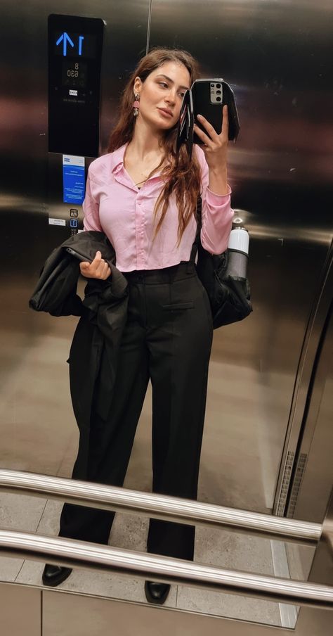 Pink shirt, black pants Interview Outfit Women, Women Black Pants, Interview Outfits Women, Interview Outfit, Outfit Women, Pink Tshirt, Pink Shirt, Work Outfit, Black Pants