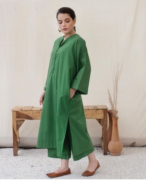 Style Outfits Summer, Plain Dresses, Summer Vibes Aesthetic, Summer/fall Outfits, Stylish Kurtis Design, Simple Kurta Designs, Pakistani Fashion Casual, Trendy Shirt Designs, Pakistani Dresses Casual