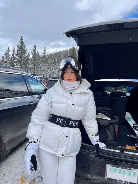 Skiing aesthetic cute ski outfit White Ski Jacket Outfit, Cute Ski Outfit, Ski Jacket Outfit, Snowboarding Women Outfit, White Ski Jacket, Ski Outfit For Women, Europe Fits, Ski Glasses, Colorado Outfits