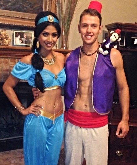 Jasmine and Aladdin | Halloween Costumes Through The Decades. Halloween Couple Costumes Princess Jasmine Costume Diy, Jasmine And Aladdin Costume, Disney Çiftleri, Aladdin Halloween, Disney Couple Costumes, Jasmine Halloween Costume, Film Frozen, Aladdin Costume, Princess Jasmine Costume