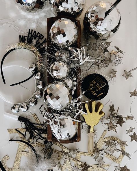 @kaileyabozarth shared a photo on Instagram: “New Years cleanup is shoving all the sparkly, glittery festiveness into a tiny little tub until December 2022. Happy January! ✨🥂” • Jan 1, 2022 at 8:01pm UTC New Years Eve Dinner Ideas, New Years Eve Party Aesthetic, Nye Glam, Happy January, 21 Diner, Disco Theme, Nye Party, December 2022, Jan 1