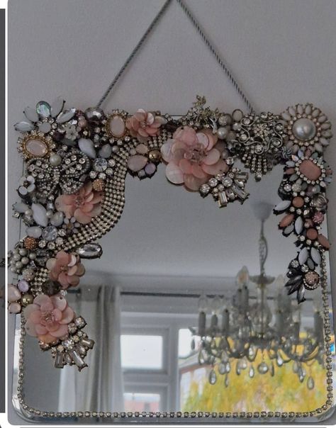 What To Do With Old Jewelry, Things To Make With Old Jewelry, Old Jewelry Repurposed, Bead Art Projects, Vintage Jewellery Crafts, Vintage Jewelry Display, Plain Mirror, Jeweled Picture Frame, Living Room Cozy