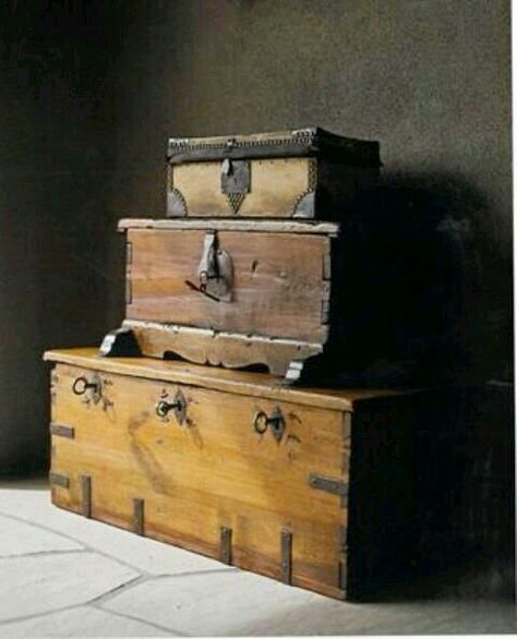 REALLY like the bottom one! Old Wooden Boxes, Wooden Trunks, Old Trunks, Colonial Furniture, Antique Trunk, Old Suitcases, Trunks And Chests, Vintage Trunks, Vintage Suitcases