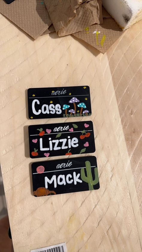 Name Tag Decoration Ideas, Chalk Name Tags Ideas, Name Tag Drawing Ideas, Nametag Ideas Aesthetic, Name Tags Ideas For Work, School Name Tag Design, Cute Name Tag Ideas, Work Name Tags Ideas, Starbucks Name Tags Ideas