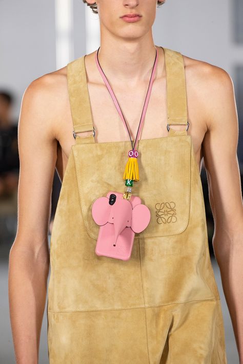 Loewe Spring 2020 Menswear Fashion Show - Vogue 2016 Menswear, Animal Bag, Menswear Fashion Show, Menswear Fashion, Black Women Fashion, Menswear Collection, Material Girls, Mens Accessories Fashion, Inspiration Style