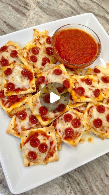 Maegan Brown ~ The BakerMama | Pizza Crackers 😋🍕 COMMENT “recipe” and I’ll DM you the details for this simple snack that takes just 4 ingredients and a quick 5 minutes in... | Instagram Pepperoni Bake, Saltine Cracker Recipes, Pizza Crackers, Cracker Bites, Gluten Free Crackers, Vegetable Recipe, Saltine Crackers, Cracker Recipes, Ritz Crackers