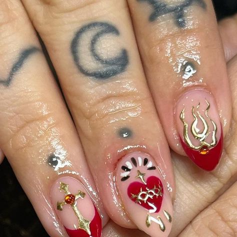 Anarchy Nail Art on Instagram: "𝔰𝔞𝔠𝔯𝔢𝔡 𝔥𝔢𝔞𝔯𝔱 ❤️🗡️🔥  @the_gelbottle_inc Couture, Daisy & Jet Black @sissiofficial_ antique gold molten metal" Sacred Heart Nail Art, Sacred Heart Nails, Virgin Mary Nails, Catholic Nails, Cross Nail Art, Venus Sign, Freestyle Nails, Cross Nails, Molten Metal