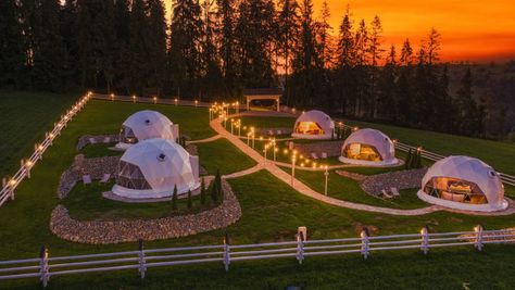 Mountain Glamp – see photos on Slowhop.com Glamping Resorts Luxury Camping, Igloo Camping, Geodesic Dome Tent, Dome Homes, Camping Pod, Geodesic Dome Homes, Camping Site, مركز ثقافي, Glamping Resorts