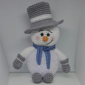 Sil's Corner: Patroon sneeuwpop met led bal. Christmas Crochet Patterns Free, Crochet Snowman, Crochet Santa, Crochet Christmas Decorations, Fun Christmas Decorations, Crochet Winter, Crochet Decoration, Christmas Crochet Patterns, Christmas Knitting