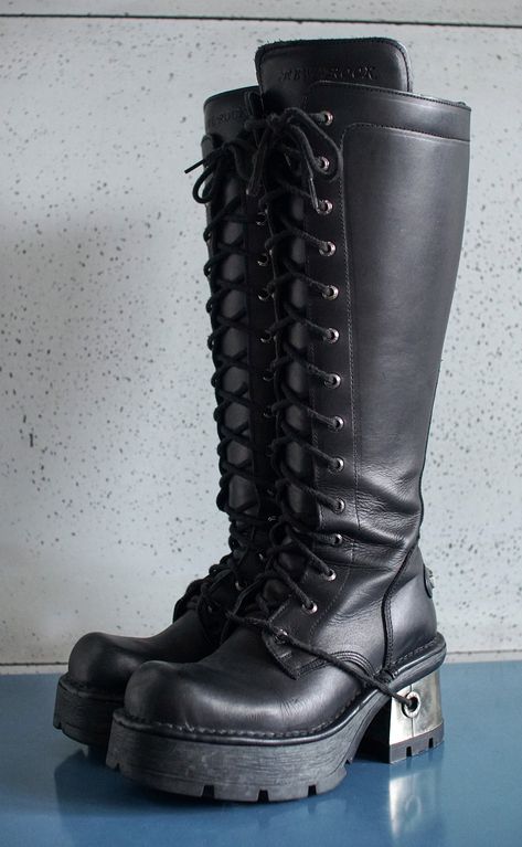 Discontinued rare New Rock platform boots laces Gothic Metal heel Size: 40 EUR, 9 US WOMEN, 6.5 UK WOMEN condition: excellent high quality thick leather Comort System Plus zippers Zombie Apocalypse Boots, New Rock High Boots, New Rock Boots Outfit, Thick Boots, Metal Boots, New Rock Shoes, Alt Shoes, New Rocks, Rocker Boots