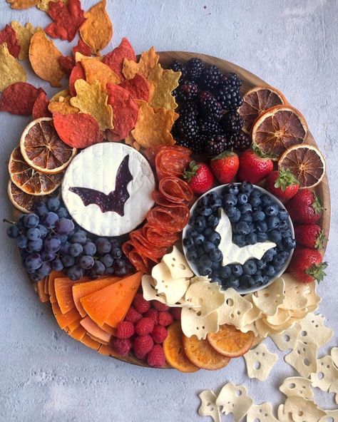 Ain’t Too Proud To Meg on Instagram: “Duh nuh nuh nuh BAT BRIE!! 🦇🧀🦇 Comin’ atcha with 2 Halloween BAT BRIE cut outs.... I’ll link to brie cut out tutorial on STORIES. You can…” Halloween Brie, Holiday Party Food, Snack Boards, Halloween Charcuterie Board, Halloween Charcuterie, Platter Ideas, Holiday Party Foods, Charcuterie Cheese, Snack Board