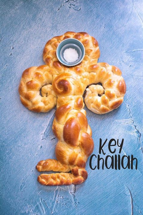 Shlissel or key challah, is the tradition to eat bread in the shape of a key or with a key inside – this is said to bring good livelihood. Now you can make shlissel challah too! New tutorial blog post is up now!! #challah #keychallah #shlisselchallah Key Challah, Shlissel Challah, Challah Recipe, Food Photography Styling, Challah, Onion Rings, Passover, Kazan, The Shape