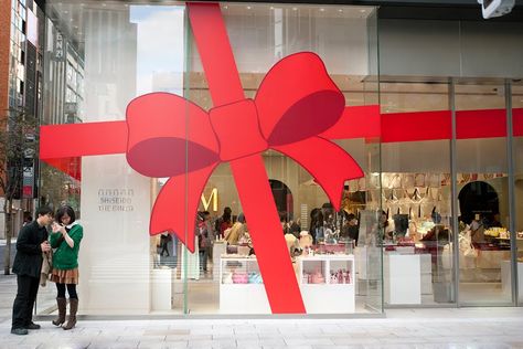 bow, pinned by Ton van der Veer Window Display Retail, Store Window Display, Store Window Displays, Visual Merchandising Displays, Christmas Window Display, Bow Window, Holiday Ribbon, Holiday Bows, Store Window