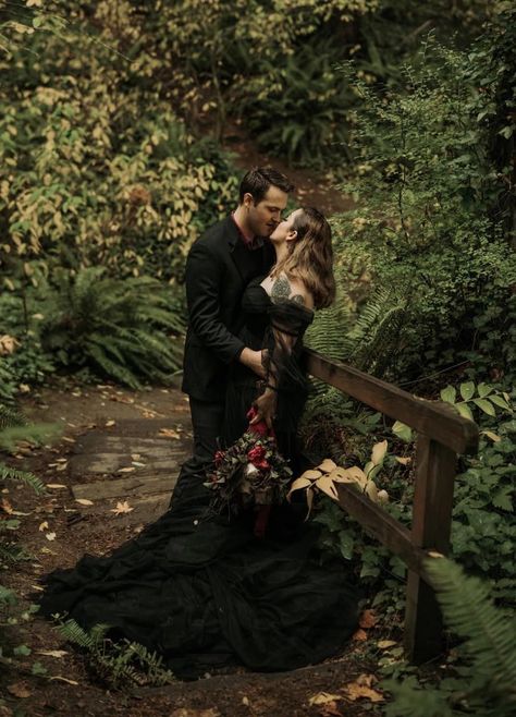 Gothic Wedding Portraits, Grunge Wedding Photos, Witchy Wedding Photography, Gothic Wedding Photo Ideas, Goth Wedding Photography, Victorian Engagement Photos, Gothic Wedding Pictures, Spooky Wedding Photos, Halloween Wedding Photoshoot