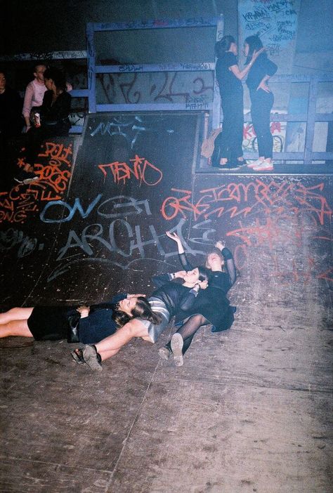 Always a chill day hanging out at a skate park. 🤙 . . . #skaterguy #skatergirl #sk8er #sk8ordie #sk8ing #kickflip #ollie #skatelife #skatespot #skater #skatepark #skateboard #skateboarding #skateboards #skateboarder #skateanddestroy #skateeverydamnday #skateordie #skate #skatephotoaday #sk8 #skating #board #skateboardingisfun #skatevibes #vibes #chill Teenage Skater Aesthetic, Teenage Dirtbag Wallpaper, Skater Punk Outfits, Bad Vibes Aesthetic, Party Teen Aesthetic, Skater Aesthetic Pictures, Bad Teenagers Aesthetic, Kaitlyn Aesthetic, Grungy Aesthetics