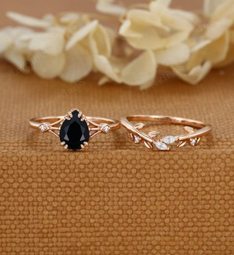 Pear shaped black onyx engagement ring set Unique Rose gold diamond ring Vintage engagement ring leaf ring Bridal promise Anniversary gift ITEM DESCRIPTION: Center stone: Black Onyx Size: 6*8mm Shaped: Pear shaped Side stone: 0.02ct diamond Color/Clarity: G-H,SI1-VS Or moissanite :0.02ct 1.2mm Round cut 1.5*3mm Marquise cut Width of band: 1.7mm Thickness of band: 1.2mm Total weight: 2.2g Wedding band Natural Diamonds:0.08ct Stone size: 1.2mm Round cut 1.5*3mm Marquise cut CLARITY: SI/VS COLOR: G Blue Green Sapphire Engagement Ring, Engagement Ring Leaf, Gold Band Wedding Ring, Diamond Ring Vintage, Sapphire Engagement Ring Set, Black Onyx Engagement Ring, Green Sapphire Engagement, Twig Engagement Ring, Green Sapphire Engagement Ring