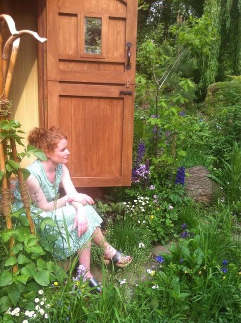 Alys Fowler at The Plankbridge Shepherd's Hut Garden 2012 *~❤•❦•:*´`*:•❦•❤~* Alys Fowler, Moodboard Branding, Garden Shoot, Shepherd Hut, Castles In Scotland, Cottage Garden Plants, Shepherds Hut, Garden Girls, Chelsea Flower Show