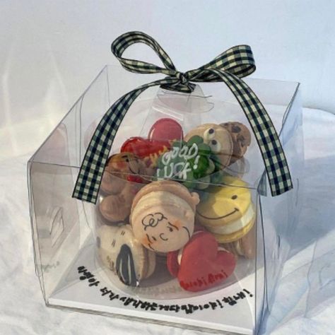 Macaron Store, Balloon Bouquet Diy, Baking Packaging, 귀여운 음식 그림, Dessert Boxes, Food Clipart, Party Food Buffet, Cute Snacks, Cafe Menu