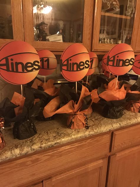 Basketball Theme Centerpiece Ideas, Basketball Birthday Party Centerpieces, Basketball Birthday Centerpieces, Basketball Centerpieces Diy, Basketball Balloon Centerpieces, Diy Basketball Centerpiece Ideas, Basketball Themed Centerpieces, Basketball Theme Graduation Party, High School Basketball Banquet Ideas