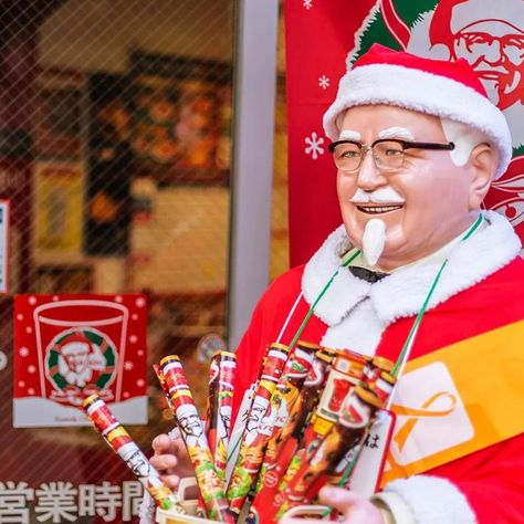 😋 Did you know that eating KFC fried chicken is a Christmas tradition in Japan? ⭐️ It all started back in 1970 when the manager of the first KFC in the country dreamt of a genius idea. 🇯🇵 He created the X-mas party barrel as a way to celebrate the holidays and the rest was history! 🍗 😉 📷: Cassia.tours Kfc Christmas, Kfc Fried Chicken, Christmas Tradition, Christmas Traditions, Fried Chicken, Did You Know, All In One, Barrel, Holidays