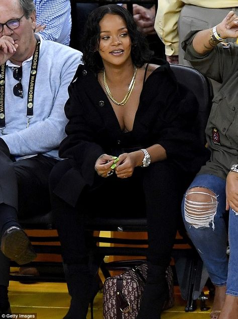 Work an oversized jacket like Rihanna in Matthew Adams Dolan #DailyMail Click to buy now Basketball Game Outfit Women, Clara Lionel Foundation, Cute Outfits To Wear, Basketball Game Outfit, Rihanna Street Style, Looks Rihanna, Nba Basketball Game, Rihanna Outfits, Rihanna Looks