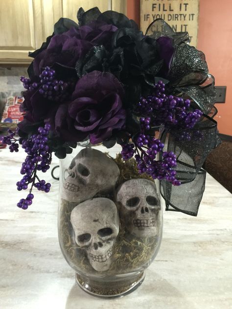 Halloween Themed Wedding, Casa Halloween, Halloween Fest, Creepy Halloween Decorations, Easy Halloween Decorations, Halloween Centerpiece, Adornos Halloween, Halloween Crafts Decorations, Homemade Halloween