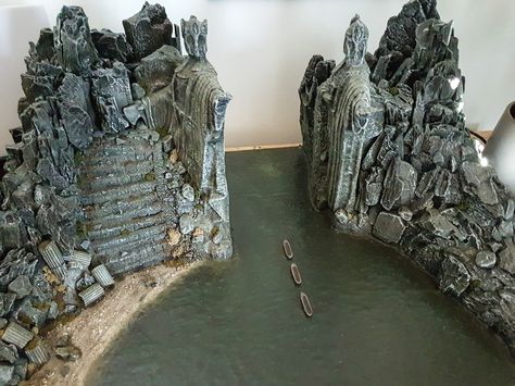 Argonath Diorama Lord of the Rings 2016. Custom made... Lotr Diorama, Diaroma Ideas, Diorama Art, Lord Of The Ring, Can't Hold Us, Power Ring, Christmas Decorating, The Ring, Small World