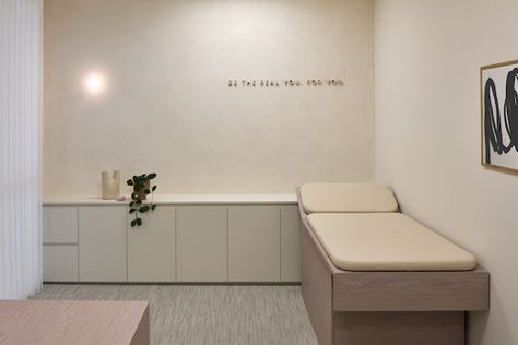 Consulting Room Clinic, Medical Consultation Room Design, Consultation Room Medical, Medical Office Cabinets, Medical Aesthetics Clinic, Consult Room Design, Health Clinic Interior Design, Clinic Interior Design Doctors, Clinic Room Design