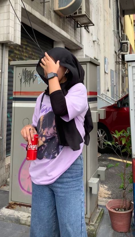 Hijabi Tshirt Outfit, Hijab T Shirt Outfit, Lilac Tshirt Outfits, Purple Outfits Hijab, Lilac Outfit Hijab, Ootd Lilac Hijab, Purple Hijab Outfit, Purple Shirt Outfits, Black Hijab Outfit