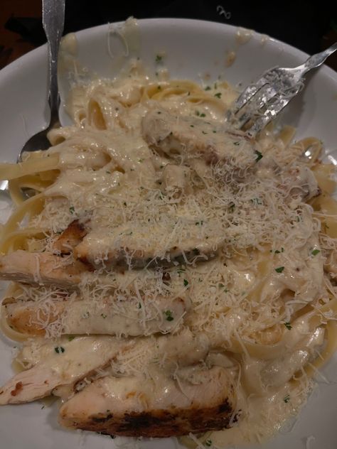 chicken Alfredo pasta 🍽️ Cooking Recipes For Dinner, Chicken Alfredo Pasta, Catering Ideas Food, Food Babe, Alfredo Pasta, Food Therapy, Yummy Comfort Food, Chicken Alfredo, Food Goals