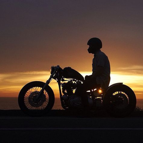 cool pic Vintage Motorcycle Photography, Motorcycle Pictures Ideas, Motorcycle Photography Male, Photo Moto, Motorcycle Photo Shoot, Motorbike Photos, Royal Enfield Wallpapers, Motorbike Art, Biker Photography