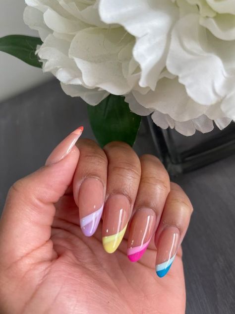 French Tip Rainbow, Short Almond French Tip, Short Almond French, Casual Vintage Outfits, Nails Nail Art Designs, Almond Nails Pink, Elegant Touch Nails, Pastel Trends, Nail Art For Kids