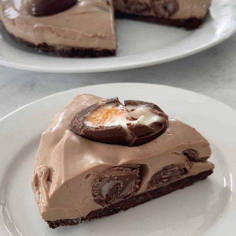 Cadbury Creme Egg Cheesecake Cream Egg Cheesecake, Cadbury Cream Egg, Cadbury Creme Egg Recipes, Chocolate Ripple Biscuits, Cheesecake Easy, Creme Eggs, Cheesecake Layer, No Egg Desserts, Cadbury Creme Egg