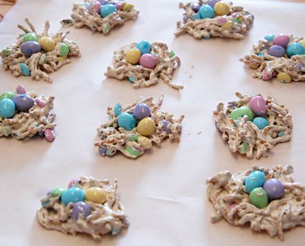 So cute and yummo too! Butterscotch Haystacks, Birds Nest Cookies, Easter Egg Sugar Cookies, Peeps Treats, Easy Easter Desserts, Easter Nests, Easter Snacks, Toll House, Easter Desserts Recipes