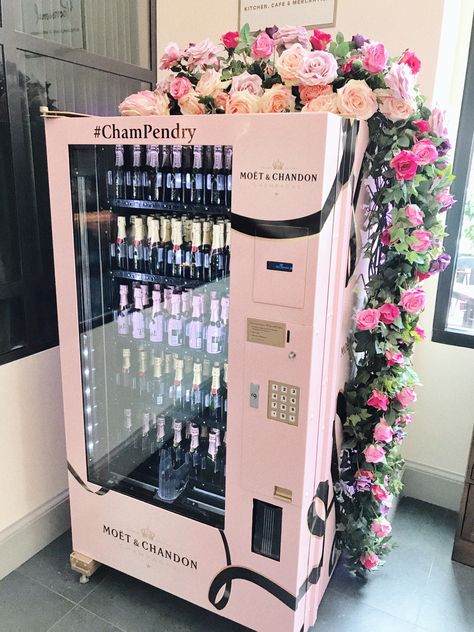 Pink Vending Machine, Roda Gerobak, Hair Salon Interior Design, Salon Interior Design Ideas, Nail Salon Interior Design, Nail Salon Interior, Esthetician Room Decor, Esthetics Room, Salon Suites Decor