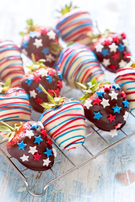 Chocolate Covered Strawberries Dessert, Blue Chocolate Covered Strawberries, Fourth Of July Cakes, Magic Cookie Bars, Patriotic Desserts, Refreshing Snacks, 4th Of July Desserts, Fourth Of July Food, Blue Chocolate