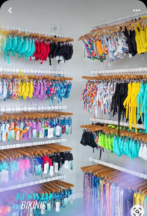 Swimwear Boutique Display, Swimwear Store Display, Boutique Layout, Kids Clothing Store Design, Boutique Store Displays, Shoe Store Design, Store Shelves Design, Home Studio Ideas, Swimwear Boutique