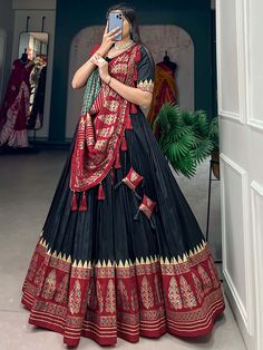 Black Garba Lehenga, Black Garba Dress, Plain Black Chaniya Choli For Navratri, Black Garba Outfit, Black Navratri Outfit, Black Choli Designs, Navratri Lengha, Black Chaniya Choli For Navratri, Garba Fits