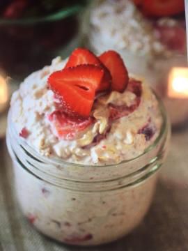 Protein Overnight Oats, Sliced Strawberries, Short Cake, Strawberry Dessert, Overnight Oatmeal, Protein Desserts, Thm Recipes, God Mat, Overnight Oats Recipe