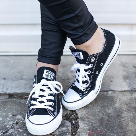 piezloves: “ There will never be a more versatile shoe. @converse #piezlovesStyle ” Black Converse Low, Converse Classic, Shoe Converse, High Top Chucks, Keds Style, Flexible Shoes, Converse Low Tops, Top Basketball Shoes, Walk In My Shoes