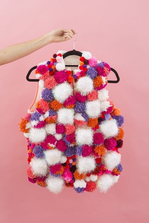 How amazing is this DIY pom-pom vest for ugly Christmas sweaters + to wear throughout the winter?! Pom Pom Jackets, Make This, Pom Pom Sweater, Diy Ugly Christmas Sweater, Pom Crafts, Diy Pom Poms, Mascaras Halloween, Pom Pon, Pom Pom Rug